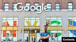 Alejandro Flores frente a un logo de la compañía Google en la Autoridad Portuaria de Nueva York, EEUU. [Foto cortesía]