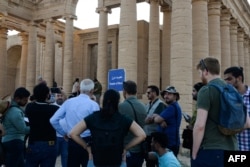 A group of tourists visit the ancient city of Hatra in northern Iraq, Sept. 10, 2022. (Photo by Zaid al-Obeidi/AFP)