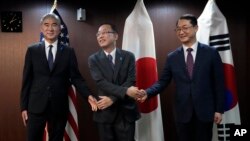 US Special Representative for North Korea, Sung Kim (L), Japan Director-General for Asian and Oceanian Affairs Bureau, Takehiro Funakosh (C), and South Korea's Special Representative for Korean Peninsula Peace & Security Affairs, Kim Gunn in Tokyo, Sept. 7, 2022.