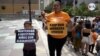 Jocelyn Murga protesta frente a una corte de Miami, Florida, tras haber sido desalojada del apartamento que ha vivido en los últimos cuatro años. [Foto: Antoni Belchi / VOA]