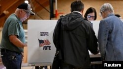 Birači ubacuju glasačke listiće na stranačkim izborima na sredini predsjedničkog mandata u Grove Cityju, Ohio, 3. maja 2022. (Foto: Reuters/Gaelen Morse)