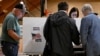 Los votantes emiten sus votos para las elecciones primarias de mitad de período en Grove City, estado de Ohio, EEUU, el 3 de mayo de 2022.