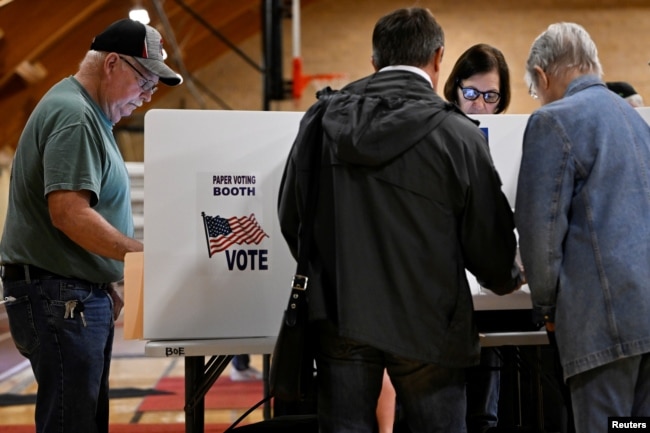 Voters cast their ballots for the midterm primary election in Grove City, Ohio, U.S. May 3, 2022. (REUTERS/Gaelen Morse)