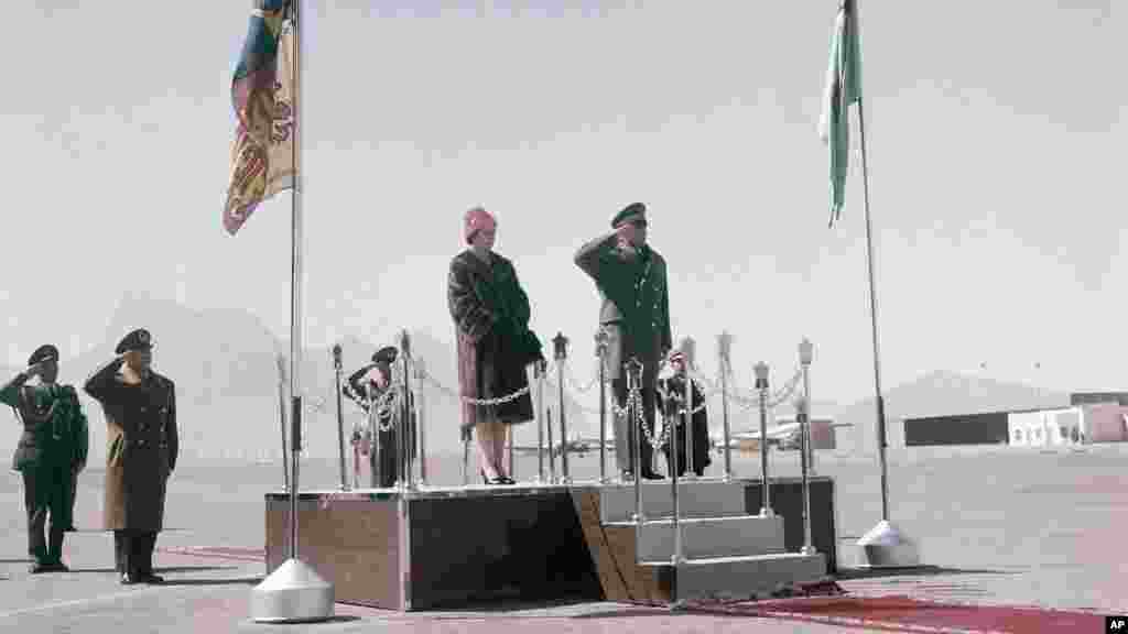 محمدرضا شاه پهلوی و ملکه الیزابت دوم از یک رژه نظامی در شهر اصفهان بازدید می&zwnj;کنند. اسفند ۱۳۳۹