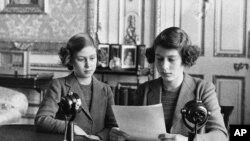 Putri Elizabeth (kanan) yang kala itu berusia 14 tahun tampil bersama saudaranya Putri Margaret dalam siaran radio pertama Elizabeth di London, pada 13 Oktober 1940. (Foto: AP)