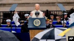 El presidente Joe Biden habla durante una ceremonia en el Pentágono en Washington, el domingo 11 de septiembre de 2022, para honrar y recordar a las víctimas del ataque terrorista del 11 de septiembre. (Foto AP/Andrew Harnik)