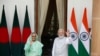印度总理莫迪和孟加拉国总理谢赫·哈西娜（Sheikh Hasina）在会谈前向等待的媒体挥手致意。（2022年9月6日）