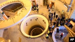 ARHIVA - Tehničari rade na sekundarnom krugu reaktora za tešku vodu Arak, tokom posete zvaničnika i predstavnika medija, u blizini Araka, Iran, 23. decembra 2019, na fotografiji koju je objavila Organizacija za atomsku energiju Irana.