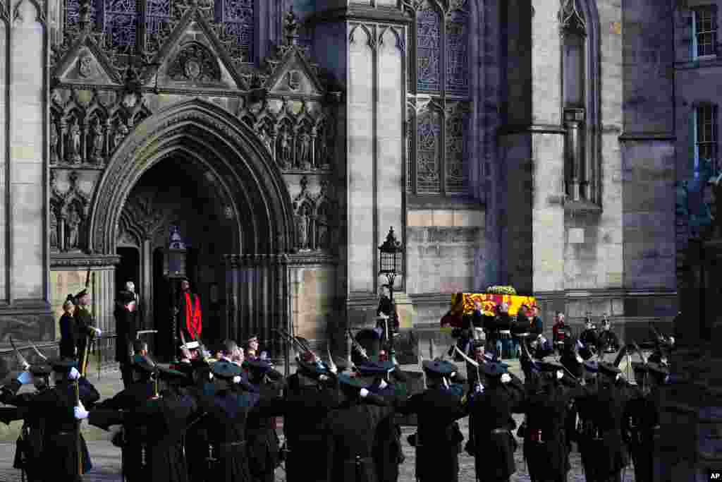 Royal Company of Archers soldiers salute as Queen Elizabeth&#39;s coffin arrives at St. Giles&#39; Cathedral on the Royal Mile in Edinburgh, Sept. 12, 2022