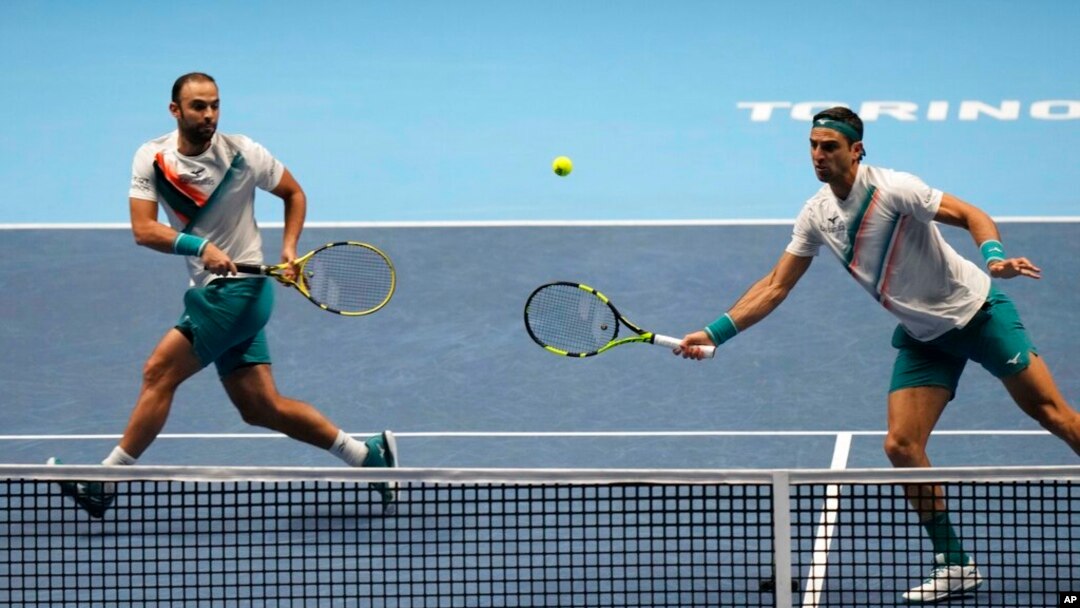 ARCHIVO - Robert Farah, a la derecha, y su compañero de equipo Juan Sebastián Cabal juegan contra Rajeev Ram de Estados Unidos y Joe Salisbury de Gran Bretaña durante las Finales del ATP World Tour, en el Pala Alpitour de Turín, el 19 de noviembre de 2021.