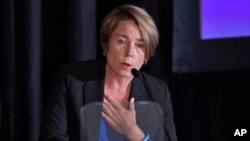 La fiscal general de Massachusetts y candidata a gobernadora, Maura Healey, habla en el desayuno anual del Consejo Laboral del Gran Boston el lunes, Día del Trabajo, 5 de septiembre de 2022 en el Park Plaza Hotel de Boston. (Foto AP/Josh Reynolds)