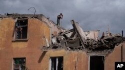 Un bombero trabaja para extinguir un incendio mientras busca posibles víctimas después de un ataque ruso que dañó gravemente un edificio residencial en Sloviansk, Ucrania, el 7 de septiembre de 2022.