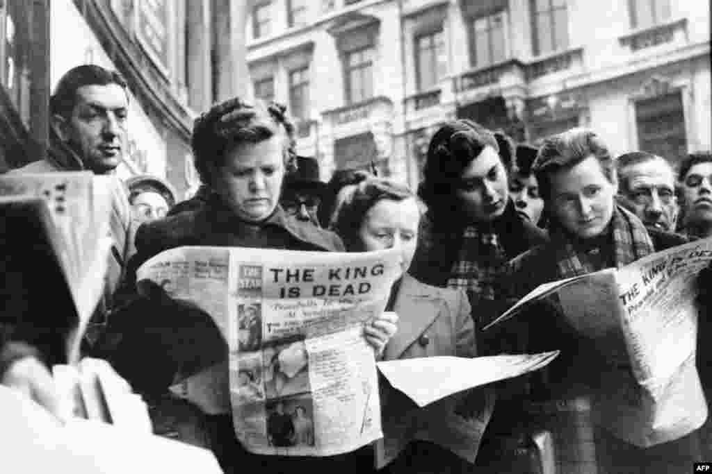 People in London read news of King George VI&#39;s death in newspapers, Feb. 6, 1952.