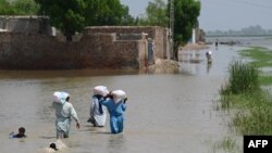 6일 파키스탄 자코바바드 마을이 홍수에 잠겼다.