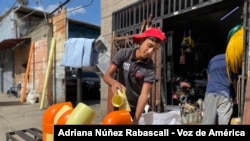 Jhonkleyver Chirinos, de 16 años, combina sus estudios con el trabajo en una ferretería local en Venezuela.