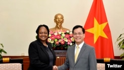 Thứ trưởng Ngoại giao Hoa Kỳ Bonnie Jenkins và Thứ trưởng Ngoại giao Việt Nam Hà Kim Ngọc, tại Hà Nội, ngày 8/9/2022. Photo Twitter U/S of State for Arms Control & Int'l Security.