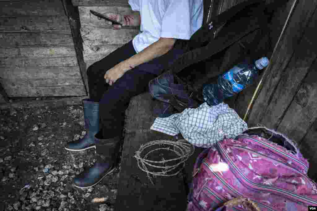 El uso de botas de hules es fundamental para el cruce del migrante, sobre todo en la época de invierno por los caminos fangosos. [Oscar Navarrete: La Prensa- VOA]&nbsp;
