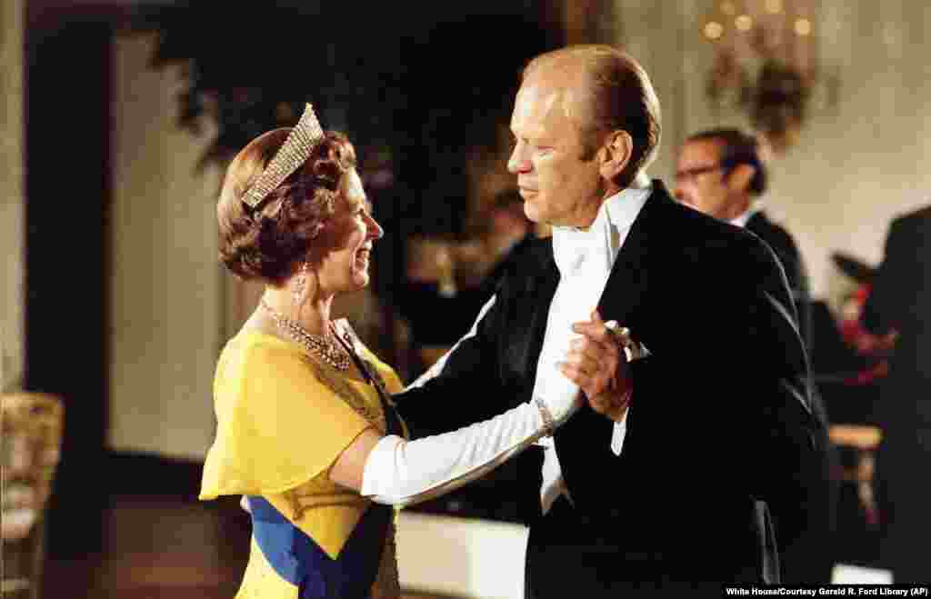 Presiden AS Gerald Ford dan Ratu Elizabeth II berdansa selama jamuan makan malam kenegaraan untuk menghormati Ratu dan Pangeran Philip di Gedung Putih, 17 Juli 1976 di Washington, DC.