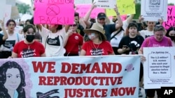 Para pengunjuk rasa memrotes larangan aborsi di sekitar Arizona Capitol di kota Phoenix (foto: ilustrasi).