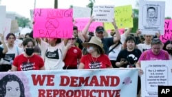 Los manifestantes marchan alrededor del Capitolio de Arizona después de la decisión de la Corte Suprema de anular la histórica decisión de aborto de Roe v. Wade el 24 de junio de 2022, en Phoenix.