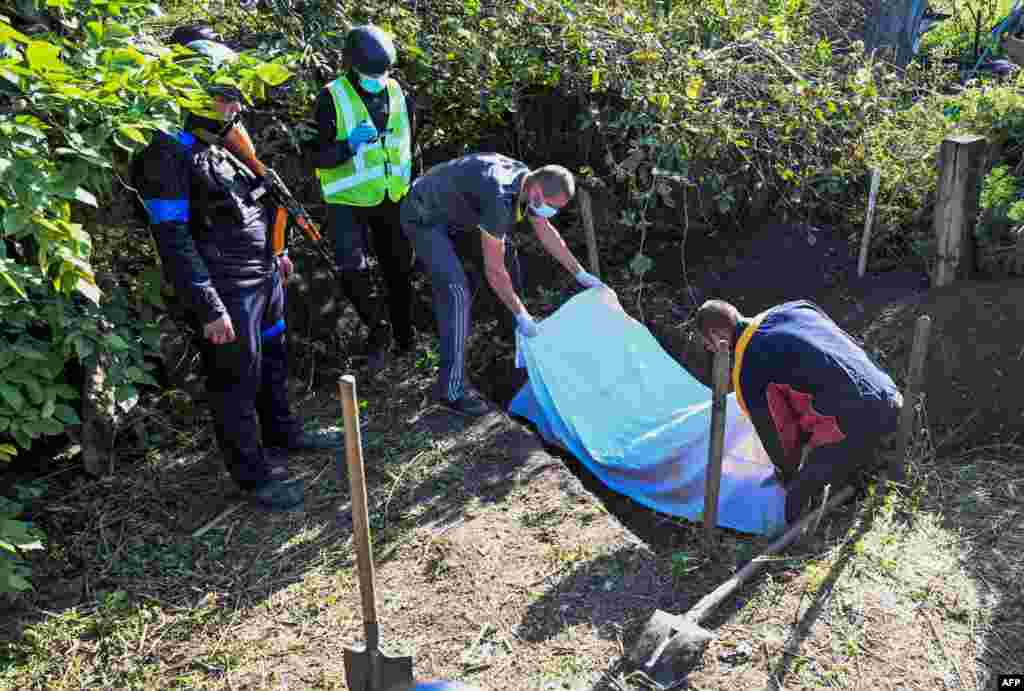 Rossiyadan qaytarib olingan hududda Ukraina sud-tibbiyot ekspertlari ikki jasadni eksgumatsiya qildi. Ular Rossiyaning harbiy jinoyati qurbonlari bo'lganlikda gumon qilinmoqda. Grakove.&nbsp;