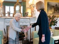 Rèn Elizabeth II (a goch) akeyi Liz Truss pandan yon odyans nan Balmoral, Ekos kote li te envite nouvo premye lidè-eli pati Konsèvatè a pou'l tounen Premye Minis peyi a epi fome yon nouvo gouvènman, Madi 6 Sept. 2022.