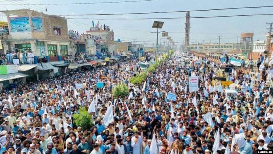  پولیس افسر ښاغلي طارق خان وي او ای ډیوه سره خبرو ددې مقدمې د درج کیدو پخلی کړی دی اؤ ویلي یې دي چې پولیس د امن دغوښتنې مخالف خو نه دي خو د ریاستي ادارو اؤ پوځ پرضد چاته دکرکو خورولو اجازه نه شي ورکولی