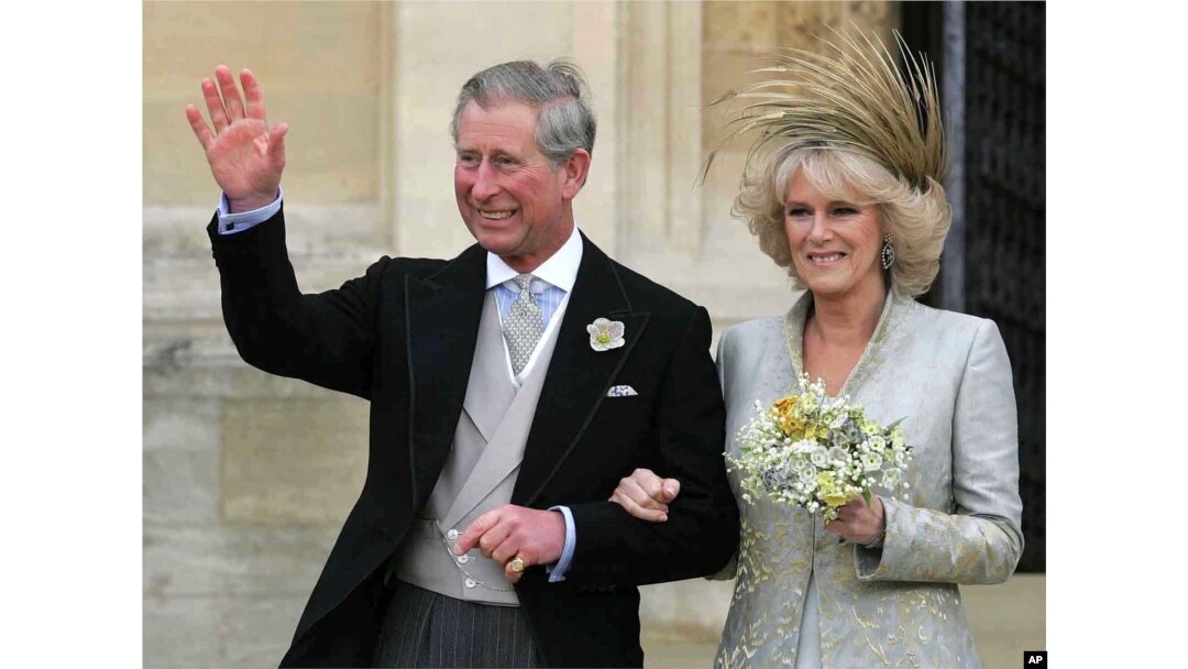 Pangeran Charles dari Inggris bersama istri barunya, Camilla, Duchess of Cornwall, saat menghadiri Ibadah Doa dan Dedikasi di Kapel St. George di Kastil Windsor, Sabtu, 9 April 2005. (Foto: AP)