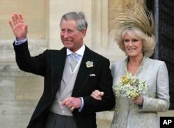 Pangeran Charles dari Inggris bersama istri barunya, Camilla, Duchess of Cornwall, saat menghadiri Ibadah Doa dan Dedikasi di Kapel St. George di Kastil Windsor, Sabtu, 9 April 2005. (Foto: AP)