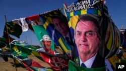 Bendera kampanye pemilihan presiden yang menampilkan wajah kedua Presiden Jair Bolsonaro saat ini (depan) dan mantan Presiden Luiz Inacio Lula da Silva dijual di luar Mahkamah Agung di Brasilia, Brazil, 5 September 2022. 