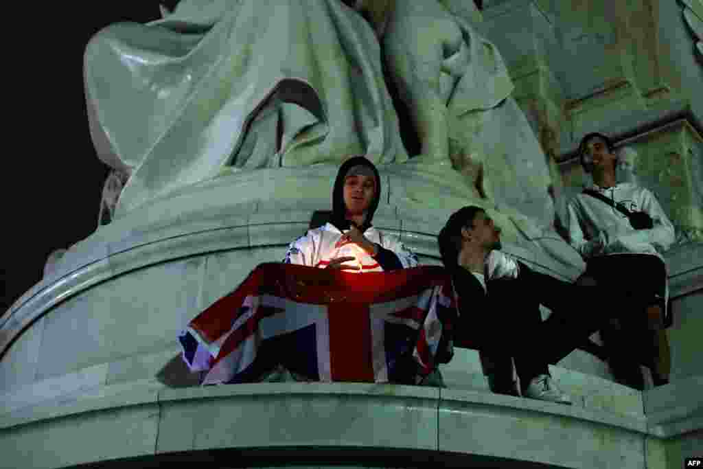 Well-wishers gather around the Queen Victoria Memorial outside Buckingham Palace, after the announcement of the death of Queen Elizabeth II, in central London on Sept. 8, 2022.
