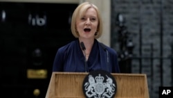 리즈 트러스 신임 영국 총리가 6일 런던 다우닝가 관저 앞에서 취임사를 하고 있다.