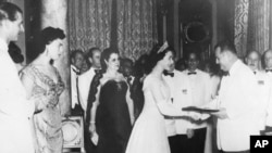 Fiesta de gala en honor a la reina Isabel II ofrecida por el presidente de Panamá, José Antonio Rendón (derecha), quien recibió a la monarca la noche del 1 de diciembre de 1953.