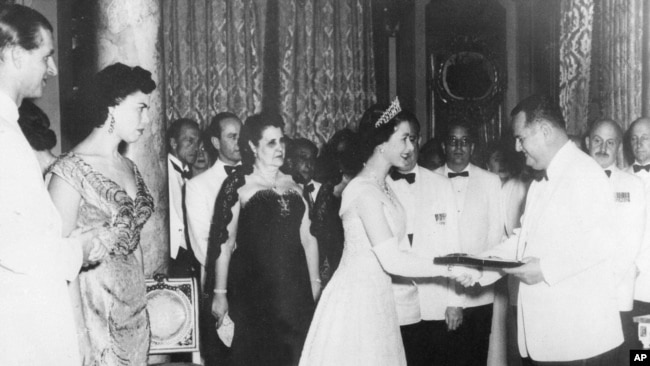 Fiesta de gala en honor a la reina Isabel II ofrecida por el presidente de Panamá, José Antonio Rendón (derecha), quien recibió a la monarca la noche del 1 de diciembre de 1953.