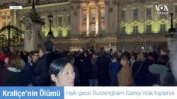İngiltere'de Halk Kraliçe Elizabeth'i Anmak İçin Buckingham Sarayı Önünde Toplandı