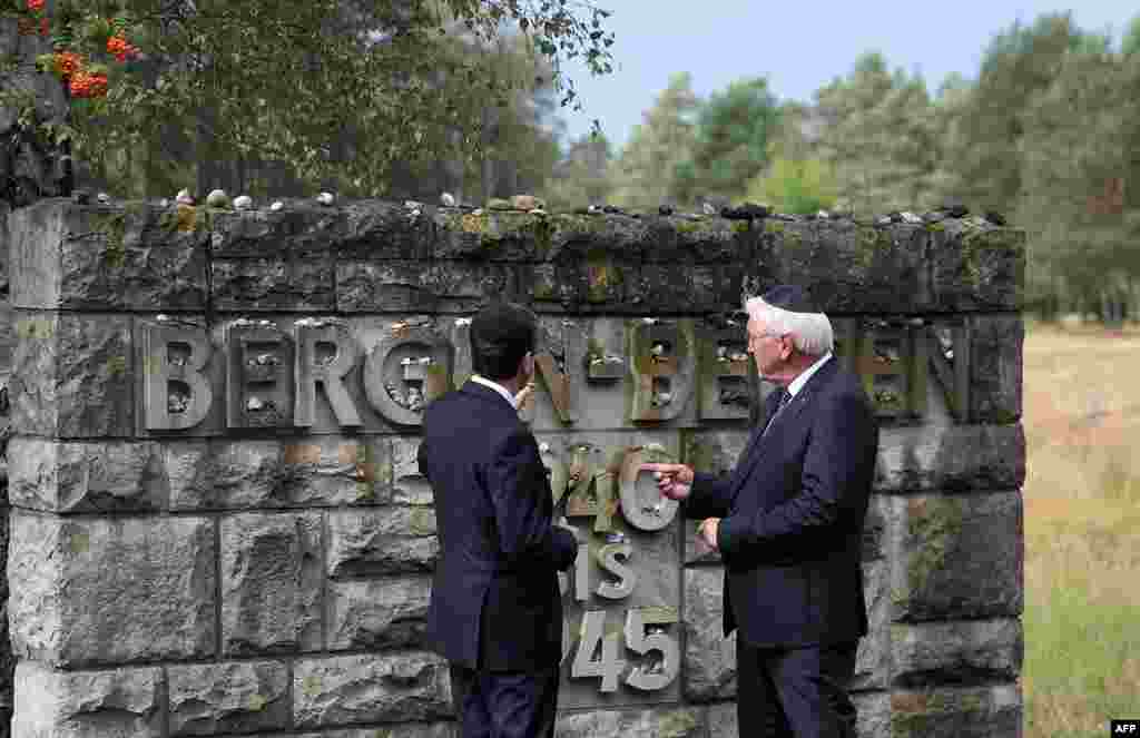 Germaniya Prezidenti Frank-Valter Shtaynmayer va Isroil Prezidenti Isaak Gersog fashistlar konslageri joylashgan yodgorlikka bordi. Germaniya. &nbsp;