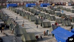 Sejumlah tenda sementara sumbangan dari pemerintah China didirikan untuk menampung para korban banjir di Sukkur, Pakistan, pada 7 September 2022. (Foto: AP/Fareed Khan)