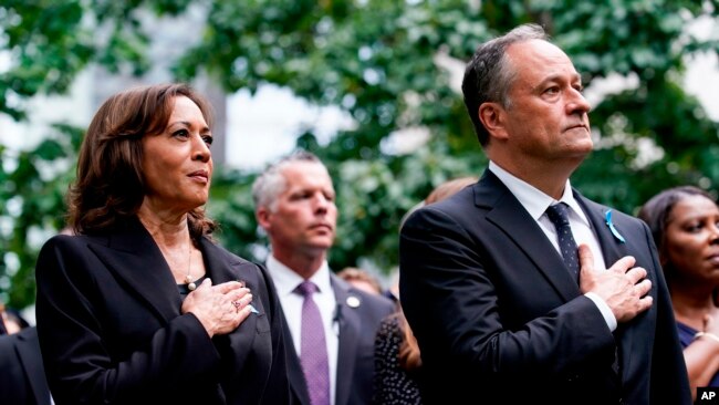 Vice-Presidente Kamala Harris (esq) e o marido, Doug Emhoff, (dir) na cerimónia de homenagem às vítimas do 11 de Serembro de 2001, 11 Setembro 2022
