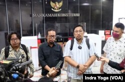 Kuasa Hukum Pemohon Uji Materil UU Perlindungan HAM Feri Amsari (kanan) Di Gedung MK, Jakarta, Rabu (7/9) mengatakan gugatan tersebut harus terus Di spring agar Indonesia bisa berperan dalam menciptakan perdamaian Di dunia ( Indra Yoga/VOA)