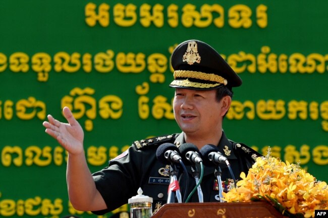 រូបឯកសារ៖ មេបញ្ជាការកងទ័ពជើងគោក លោក ហ៊ុន ម៉ាណែត ថ្លែងនៅក្នុងពិធីមួយនៅទីលាននៃពហុកីឡដ្ឋានអូឡាំពិក ក្នុងរាជធានីភ្នំពេញ កាលពីថ្ងៃទី ១៨ ខែមិថុនា ឆ្នាំ ២០២០។