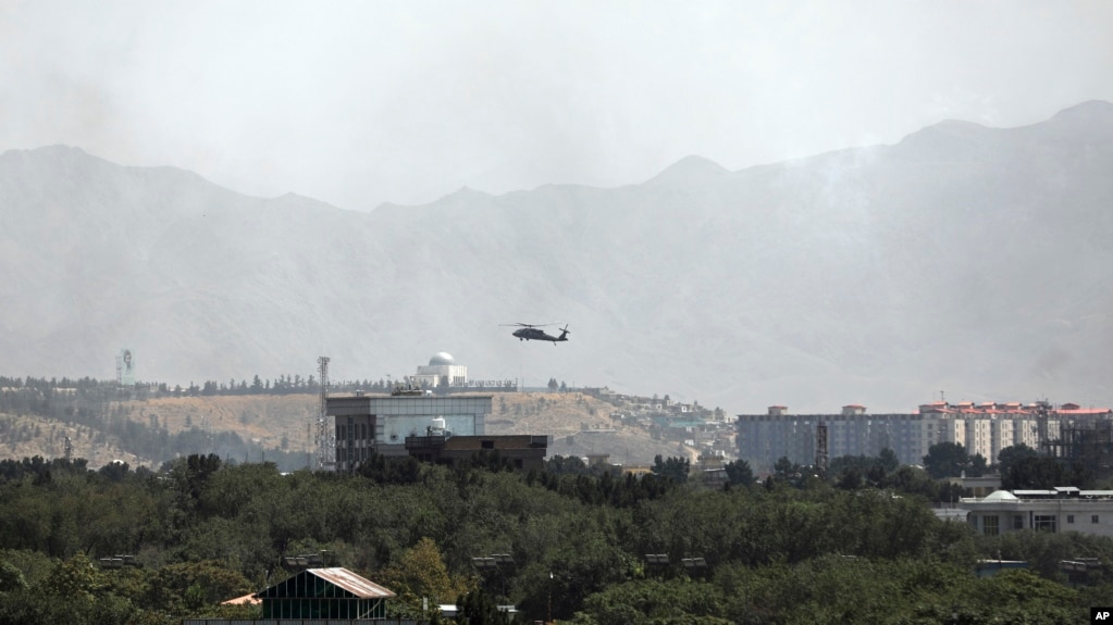 资料照片：一架美国黑鹰直升飞机在阿富汗首都喀布尔上空飞行（2021年8月15日）(photo:VOA)