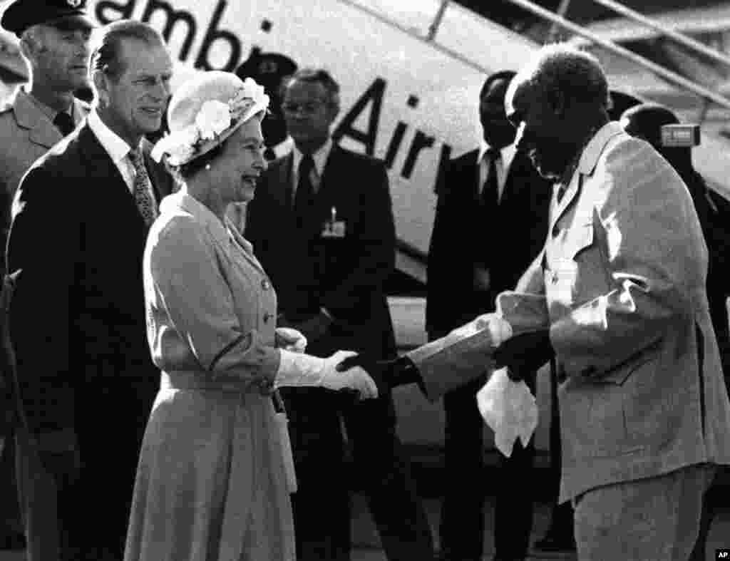 Zambia&#39;s President Kenneth Kaunda greets Britain&#39;s Queen Elizabeth II upon her arrival in Lusaka, Zambia on the final leg of her four-nation African tour on July 29, 1979. Next to the Queen is her husband Prince Philip, the Duke of Edinburgh. (AP Photo)