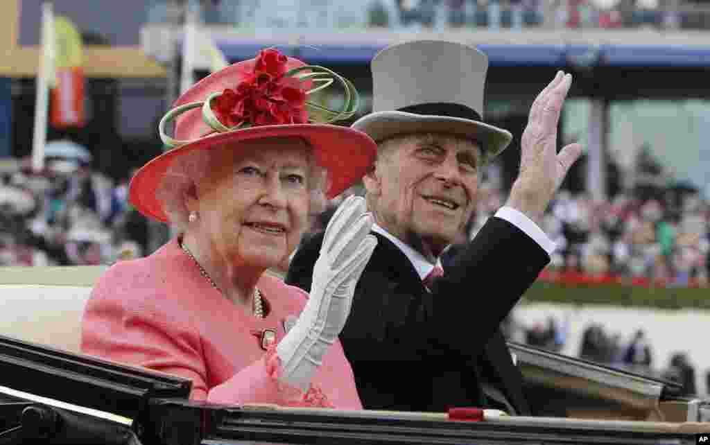 ملکه الیزابت دوم و شاهزاده فیلیپ در رژه معروف به &laquo;روز بانوان مسابقات اسب&zwnj;سواری رویال اَسکات&raquo; در اسکات بریتانیا. (۱۶ ژوئن ۲۰۱۱)
