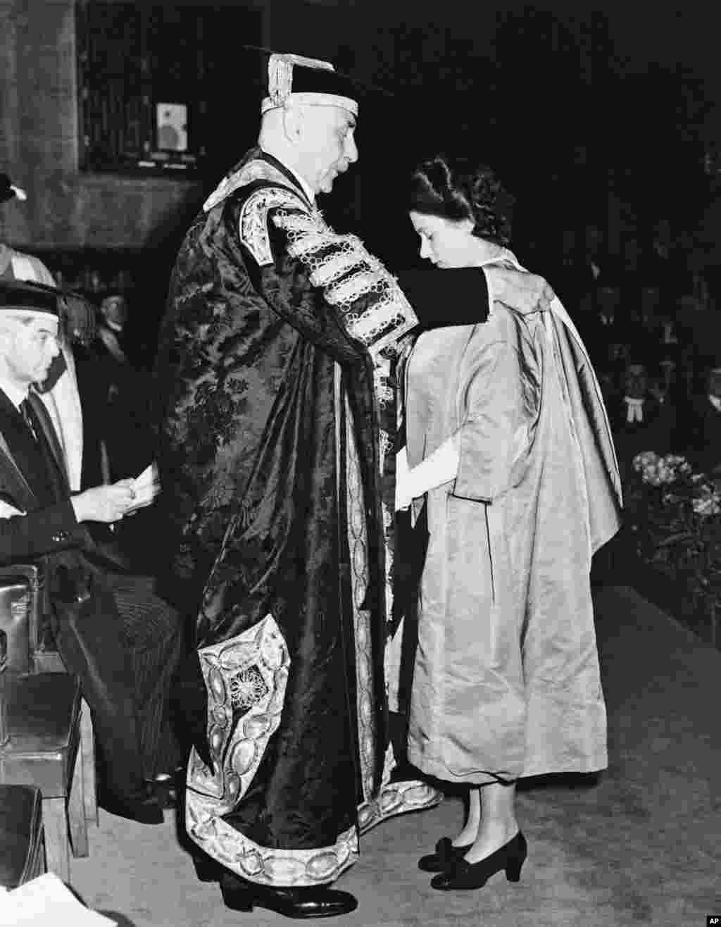 Putri Elizabeth menerima gelar Bachelor of Music dari Earl of Athlone, Rektor Universitas London, di Gedung Senat Universitas di London, 10 Juli 1946.