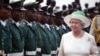 ARCHIVO - La reina Isabel II de Inglaterra pasa revista a las tropas en Abuja, Nigeria, el 3 de diciembre de 2003, con motivo de una cumbre de la Mancomunidad Británica de Naciones.