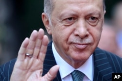 Turkey's President Recep Tayyip Erdogan waves to the crowd during a welcome ceremony in Sarajevo, Bosnia, Tuesday, Sept. 6, 2022. y