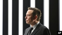 ARCHIVO - Elon Musk, CEO de Tesla, asiste a la inauguración de la fábrica de Tesla Berlin Brandenburg en Gruenheide, Alemania, el 22 de marzo de 2022.