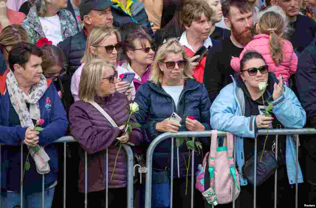 Parte del público se reúne para ver la procesión del ataúd de la reina Isabel, desde el palacio de Holyroodhouse hasta la catedral de St Giles, Edimburgo, Escocia, el 12 de septiembre de 2022.