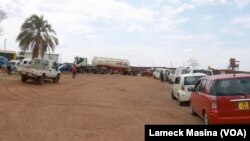 FILE - Motorists queue for fuel at a pump station in Malawi. (Lameck Masina/VOA)
