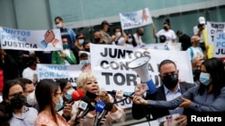 Venezolanos hacen denuncias ante los medios durante una protesta contra el gobierno del presidente venezolano Nicolás Maduro antes de la llegada del fiscal de la Corte Penal Internacional Karim Khan, en Caracas, Venezuela el 29 de octubre de 2021.